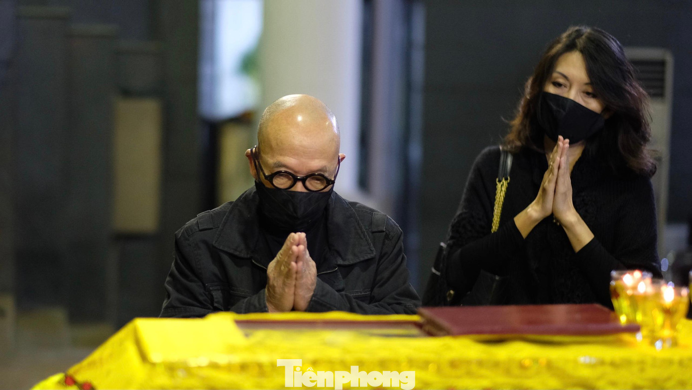 Vợ chồng họa sĩ Thành Chương bái biệt nhạc sĩ Phú Quang.