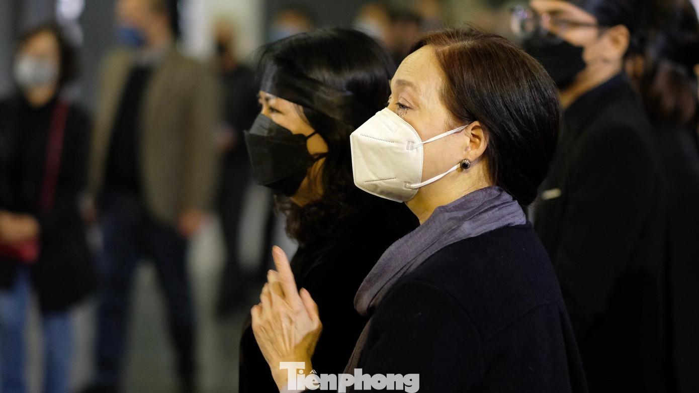 NSND Lê Khanh tới tiễn biệt nhạc sĩ Phú Quang.