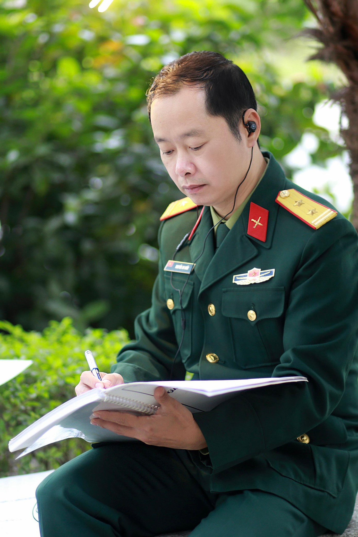 Nhạc sĩ An Hiếu cho rằng có nhiều câu chuyện về người lính hôm nay cần được kể ra bằng âm nhạc. Nhạc sĩ An Hiếu cho rằng có nhiều câu chuyện về người lính hôm nay cần được kể ra bằng âm nhạc.