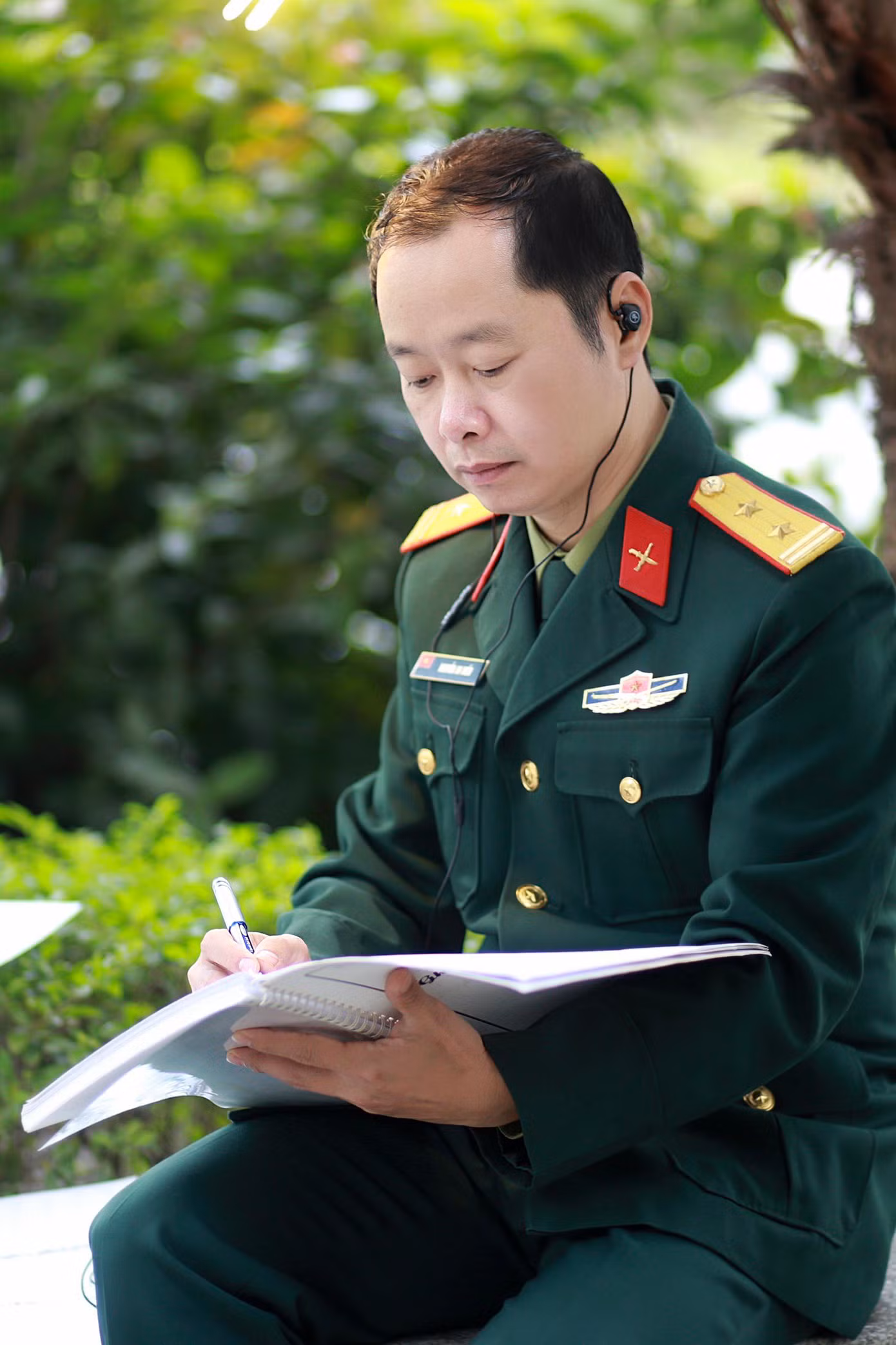 Nhạc sĩ An Hiếu cho rằng có nhiều câu chuyện về người lính hôm nay cần được kể ra bằng âm nhạc. Nhạc sĩ An Hiếu cho rằng có nhiều câu chuyện về người lính hôm nay cần được kể ra bằng âm nhạc.