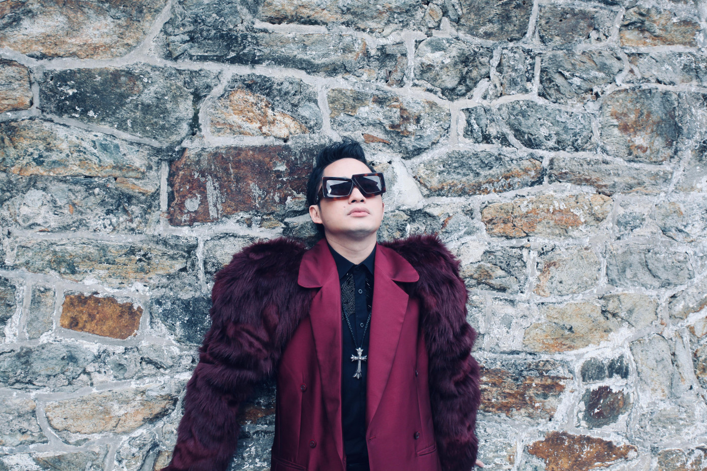 Divo Tùng Dương chịu lạnh quay ở nhà thờ đá Tam Đảo. Divo Tùng Dương chịu lạnh quay ở nhà thờ đá Tam Đảo.