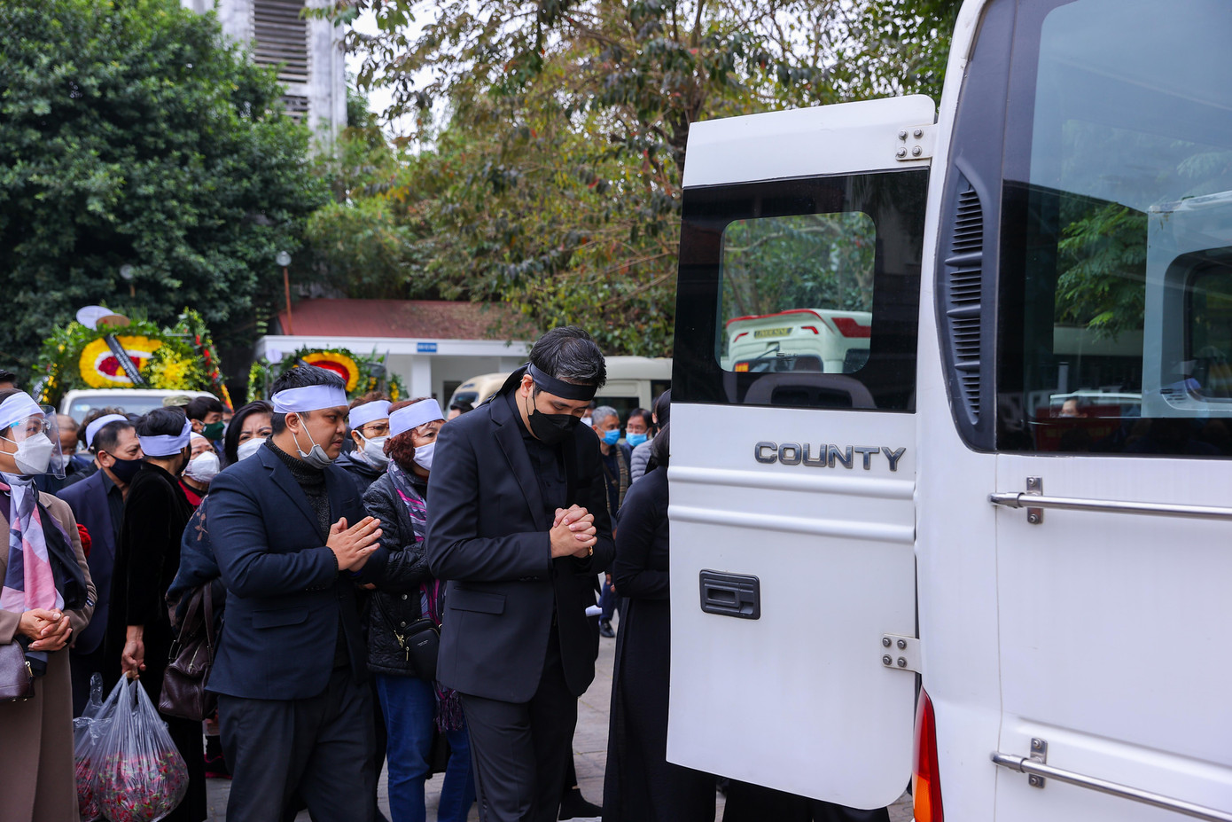 Gia quyến dẫn đầu dòng người tiễn đưa nhạc sĩ Phú Quang đoạn cuối đường trần.