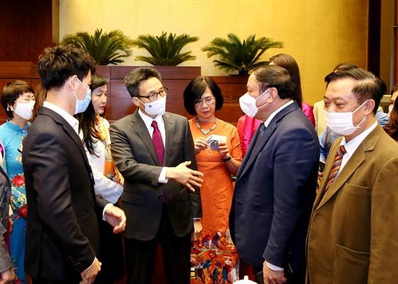 Phó Thủ tướng Vũ Đức Đam trò chuyện với người làm văn hóa, nghệ sĩ tại Hội nghị văn hóa toàn quốc.