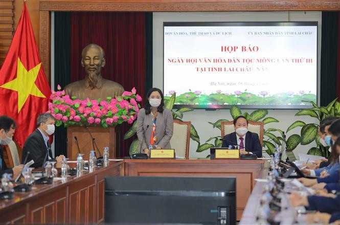 Thứ trưởng Bộ VHTTDL Trịnh Thị Thủy và đại diện Lai Châu giới thiệu Ngày hội Văn hóa Mông lần thứ 3. Thứ trưởng Bộ VHTTDL Trịnh Thị Thủy và đại diện Lai Châu giới thiệu Ngày hội Văn hóa Mông lần thứ 3.