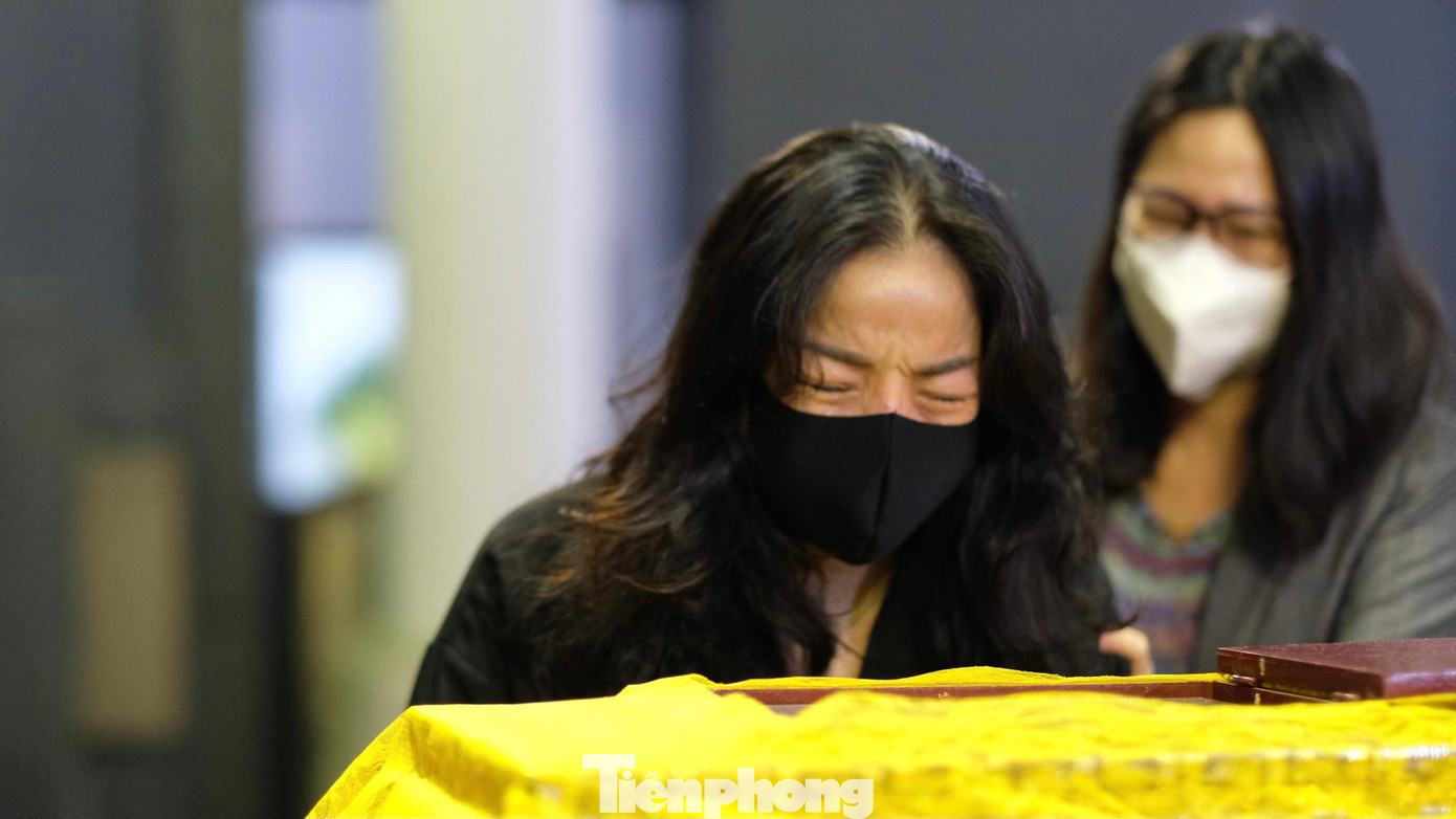 Ca sĩ Minh Chuyên nức nở bên linh cữu nhạc sĩ Phú Quang. Cô gấp rút thực hiện một số MV để tri ân, tưởng nhớ Phú Quang.