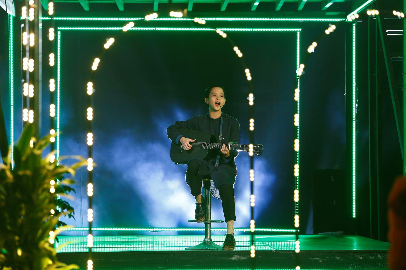 Lê Cát Trọng Lý ôm đàn hát trong "Vũ khúc ánh sáng-Countdown 2022". Lê Cát Trọng Lý ôm đàn hát trong "Vũ khúc ánh sáng-Countdown 2022".