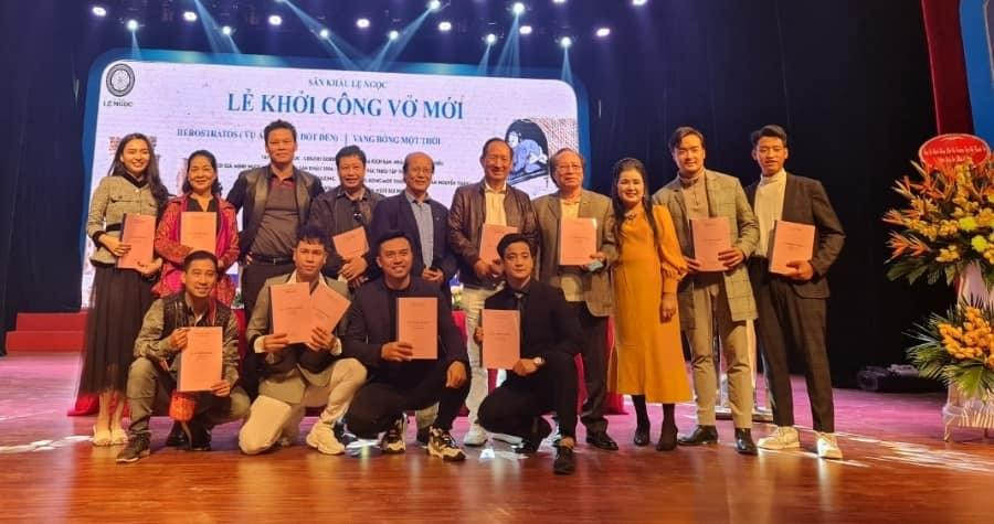 Nghệ sĩ gạo cội và diễn viên trẻ quy tụ trong hai vở diễn Vụ án kẻ đốt đền và Vang bóng một thời.