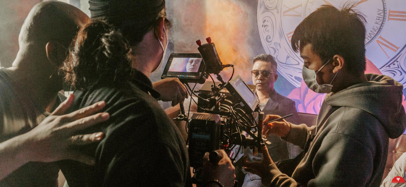 Ca sĩ Tuấn Hưng làm mới mình bằng cách đeo niềng răng kim cương, đọc rap