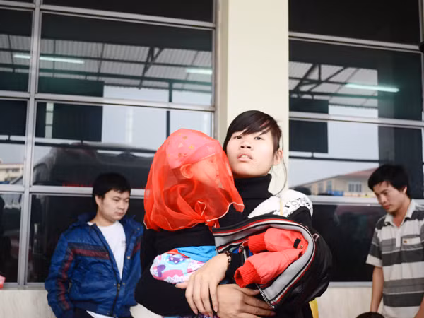 Đội nắng cùng mẹ về quê ăn Tết