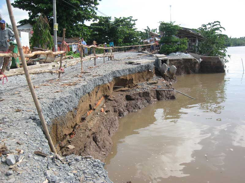 Con đường đang thi công bị sạt hơn một nửa