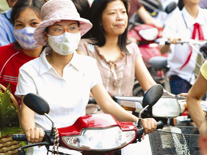 Dù gây tranh cãi, xe máy vẫn là phương tiện đi lại chủ yếu của người dân Ảnh: Hồng Vĩnh