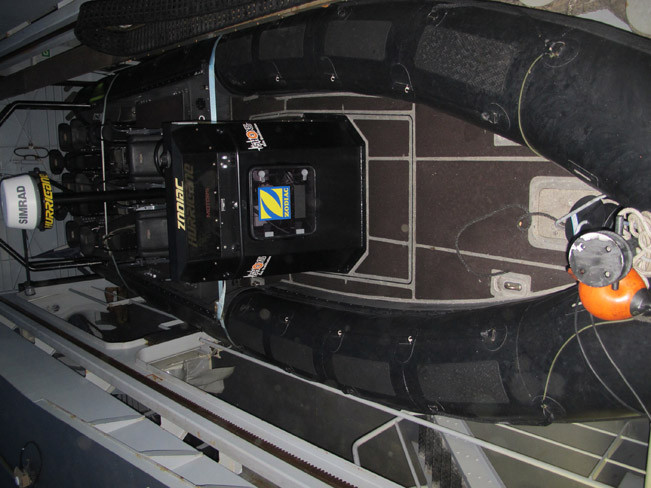 Phía đuôi tàu được trang bị hai xuồng cao tốc cao su hiện đại với hệ thống thả xuống biển cực nhanh nhằm áp sát nhanh chóng tàu của bọn cướp biển. Ảnh: Lam Khê