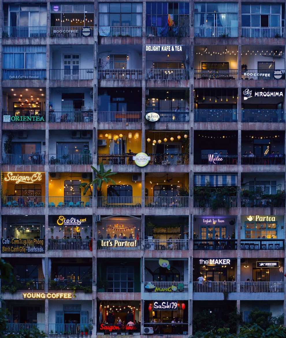 Bức ảnh về chung cư 9 tầng với các cửa tiệm san sát nhau từng gây xôn xao mạng xã hội (Ảnh: Samsara Tran).