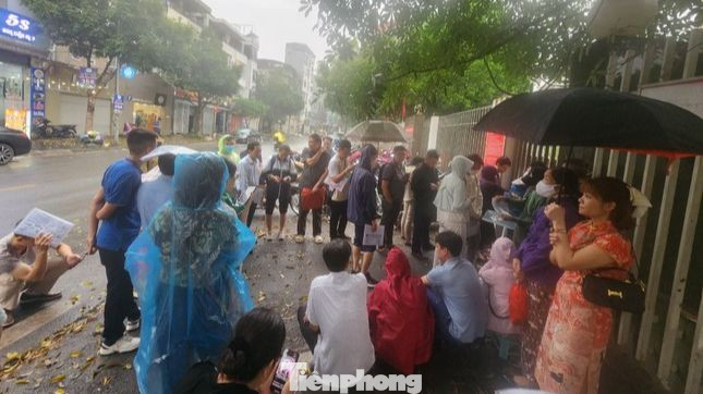 Dù trời mưa nhưng nhiều người dân đến Bộ phận một cửa quận Hà Đông chờ lấy số thứ tự từ sớm. Dù trời mưa nhưng nhiều người dân đến Bộ phận một cửa quận Hà Đông chờ lấy số thứ tự từ sớm.