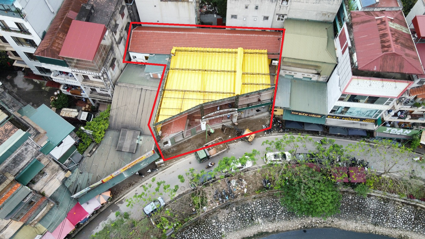 Thậm chí, tại khu đất trước đây làm văn phòng, kho xưởng với công trình nhà khung sắt tiếp tục bị Công ty cổ phần Kim Khí Hà Nội phá bỏ, xây kiên cố để "hô biến" làm nhà hàng, quán bia.