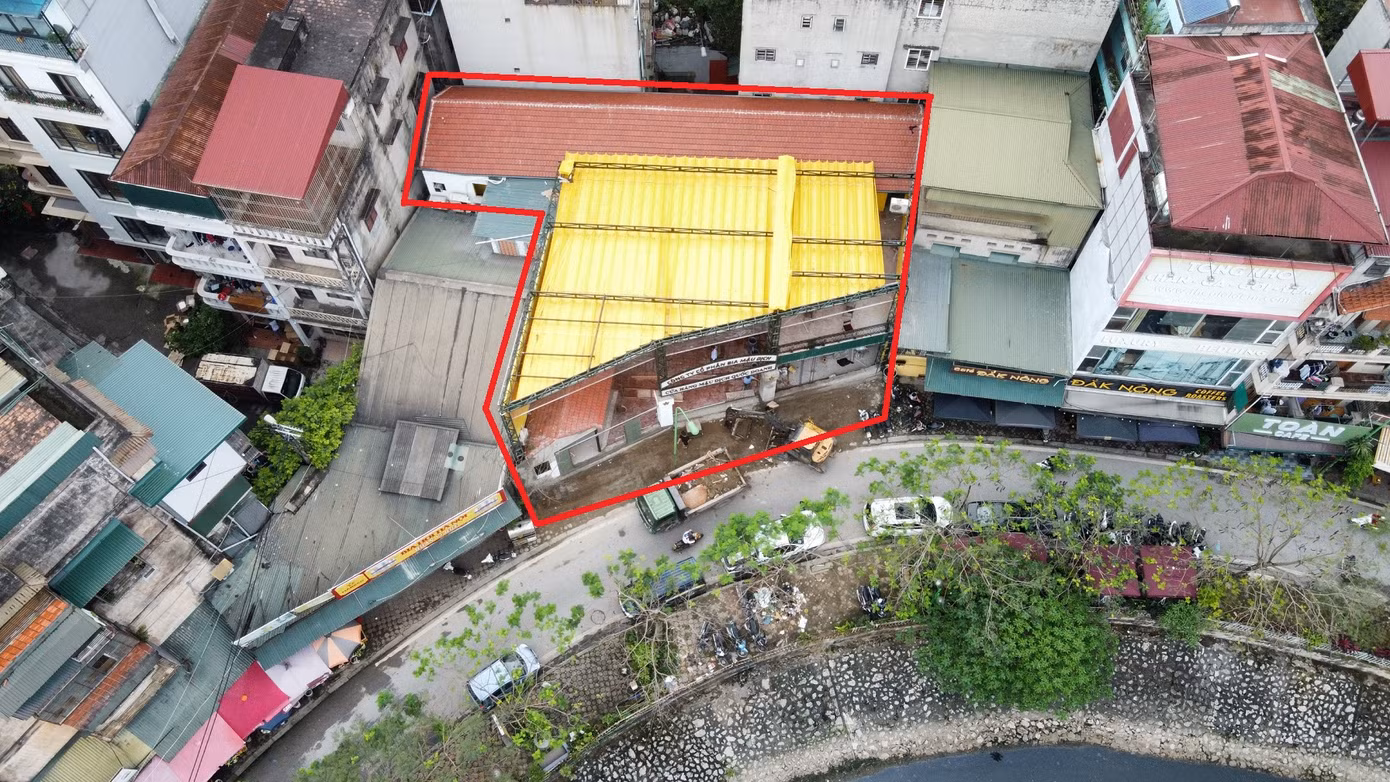 Khu văn phòng, kho xưởng với công trình nhà khung sắt tại số 658 Trương Định (phường Giáp Bát, quận Hoàng Mai, Hà Nội) được Công ty Kim khí Hà Nội xây kiên cố, "hô biến" thành nhà hàng, quán bia gắn biển "Cửa hàng Mậu dịch quốc doanh".
