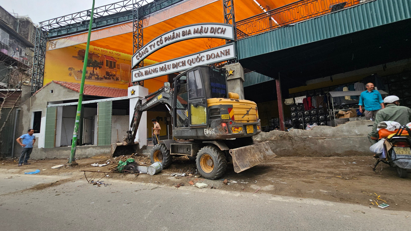 Phần vỉa hè trước nhà hàng, quán bia này cũng bị cày xới lên để làm lại.