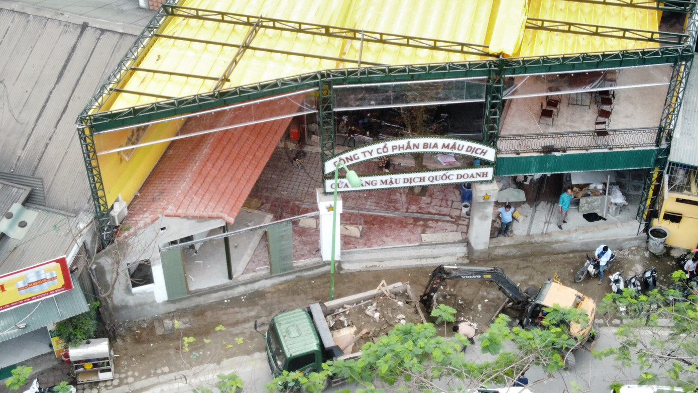 UBND phường Giáp Bát đã kiểm tra hiện trạng, theo đó, khu đất trên có công trình nhà khung sắt cao 8,6m. Trong đó, tầng 1 cao 5,6m (diện tích 182m2), tầng 2 cao 3m (diện tích 65m2).