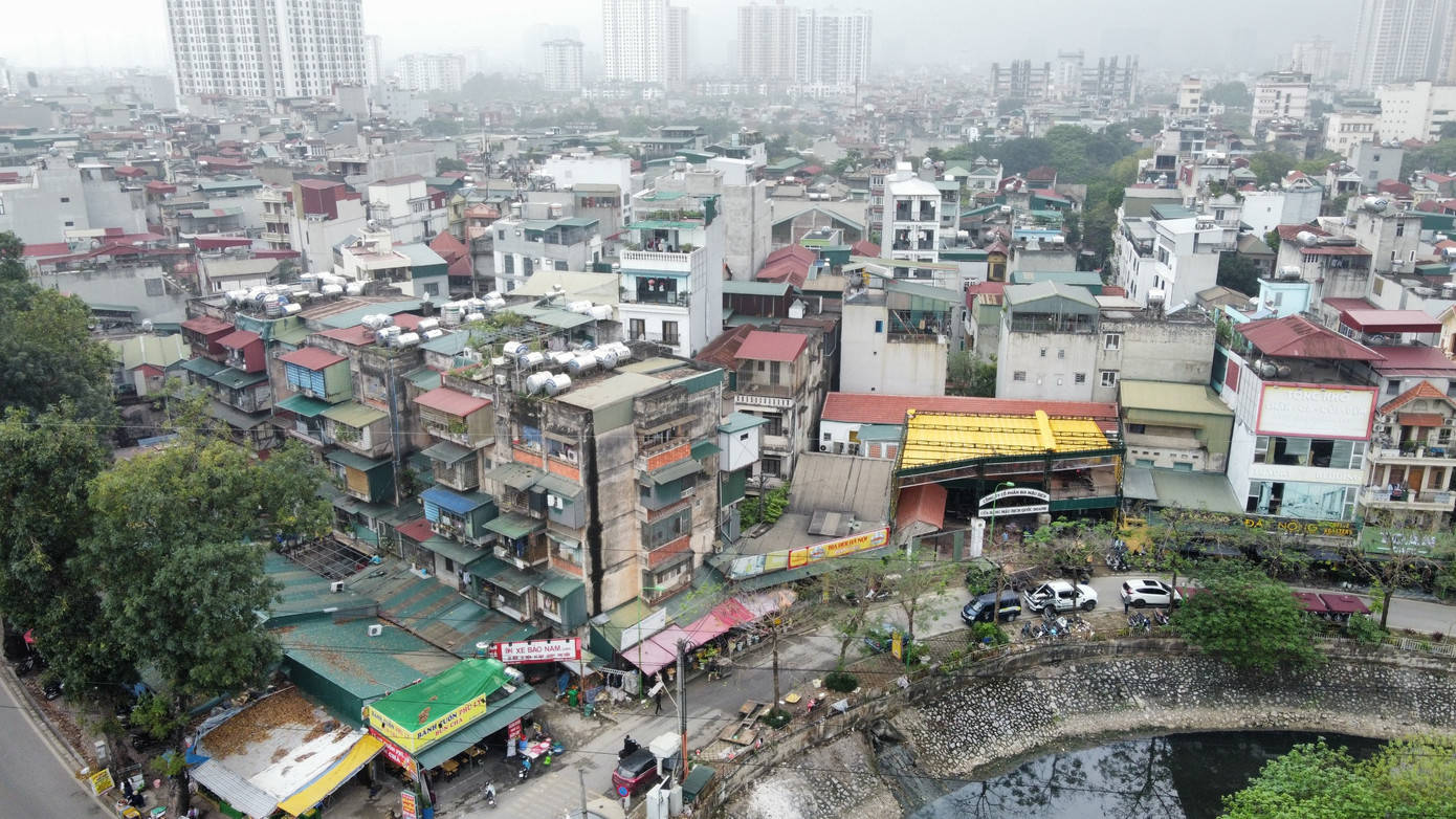 Phản ánh đến báo Tiền Phong, người dân khu tập thể Kim Khí tại số 658 Trương Định (phường Giáp Bát, quận Hoàng Mai, Hà Nội) cho biết, nhiều diện tích đất quanh khu tập thể Kim Khí do Công ty cổ phần Kim Khí Hà Nội – VNSTEEL quản lý thời gian qua bị "xẻ thịt" cho thuê tùm lum ảnh hưởng nghiêm trọng đến cuộc sống của người dân, tiềm ẩn nhiều nguy cơ mất an toàn PCCC, mất an ninh trật tự.