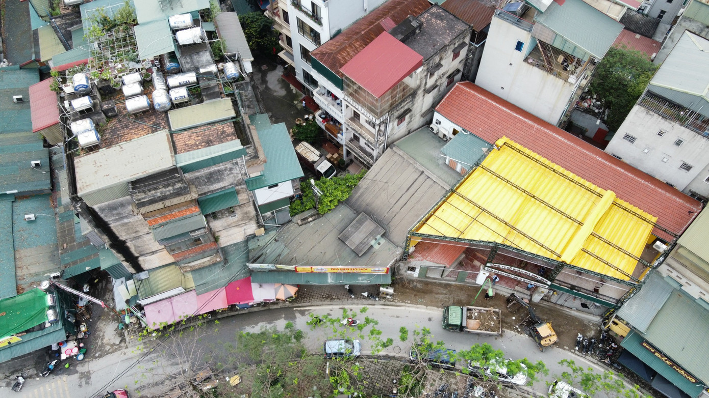 "Việc nhà hàng, quán bia "mọc" bao quanh khu vực, hoạt động đến 11-12h đêm sẽ gây ồn ào, mất an ninh và tiềm ẩn nhiều nguy cơ mất an toàn PCCC", người dân khu tập thể Kim Khí bức xúc.