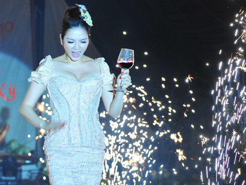 Bữa tiệc xa hoa với những màn ca nhạc, thời trang và bắn pháo hoa hoành tráng