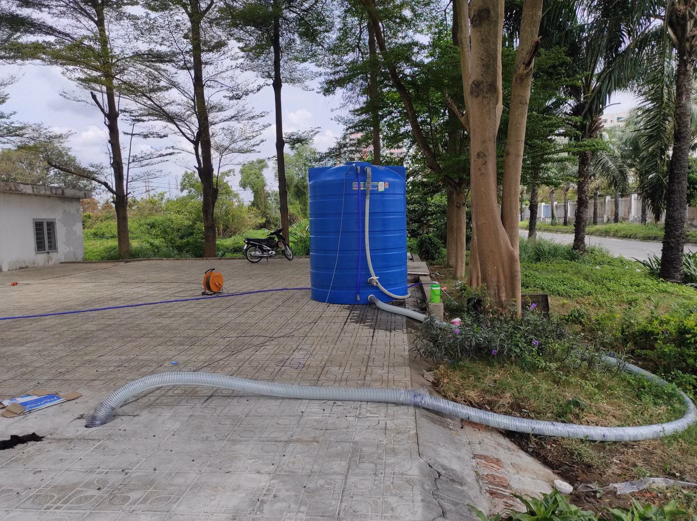 Khu vực bên ngoài hầm chứa nước của chung cư The Mansion.