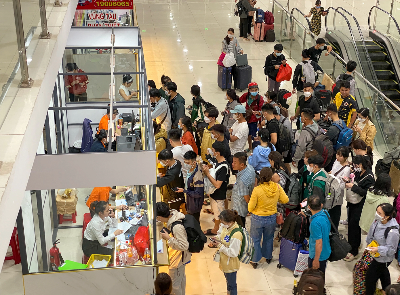 Khách mua vé ở bến xe Miền Đông mới (TP Thủ Đức). Khách mua vé ở bến xe Miền Đông mới (TP Thủ Đức).