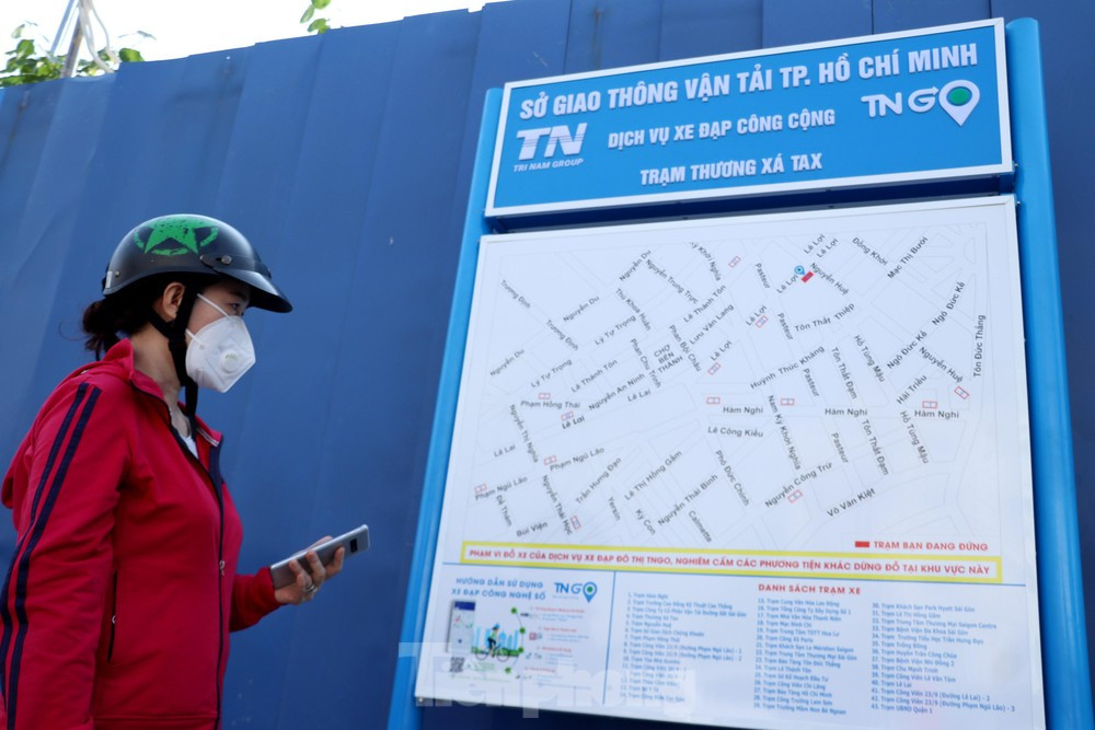 Một trạm xe đạp công cộng ở quận 1, TPHCM. Một trạm xe đạp công cộng ở quận 1, TPHCM.