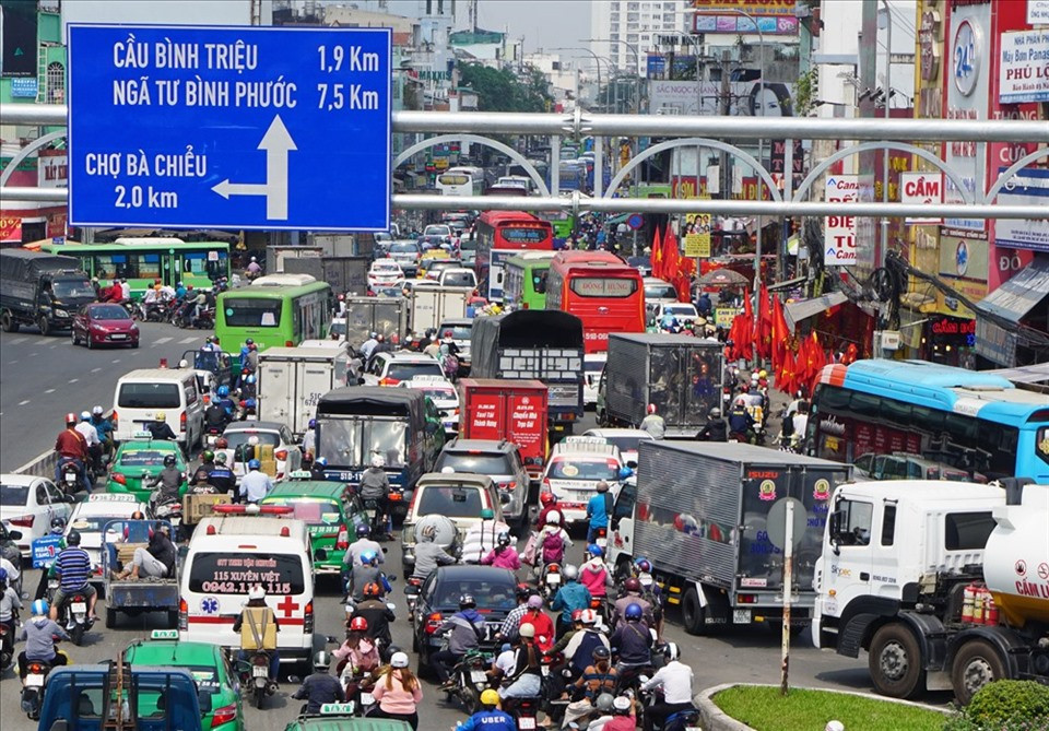 Khu vực ngã tư Hàng Xanh thường xuyên xảy ra ùn ứ trong giờ cao điểm. Ảnh: PV