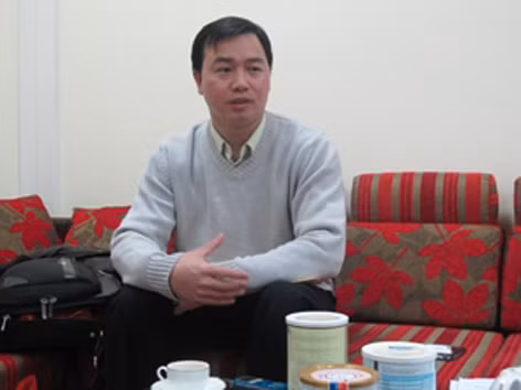 Ông Đặng Quang Mạnh, Giám đốc công ty Mạnh Cầm trả lời với Vietnam+ về sản phẩm sữa dê Danlait. Ảnh: Đức Duy/Vietnam+