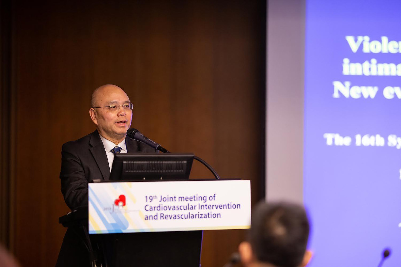 GS Thạch Nguyễn phát biểu tại một hội nghị khoa học về tim mạch tại Busan, Hàn Quốc GS Thạch Nguyễn phát biểu tại một hội nghị khoa học về tim mạch tại Busan, Hàn Quốc