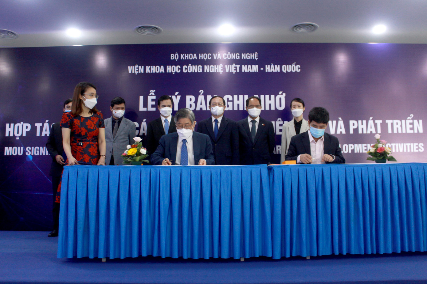 GS.TS Kum Dongwha - Viện trưởng Viện VKIST và Th.S Khuất Văn Mạnh - Phó Tổng giám đốc Công ty Nam Dược ký kết hợp tác