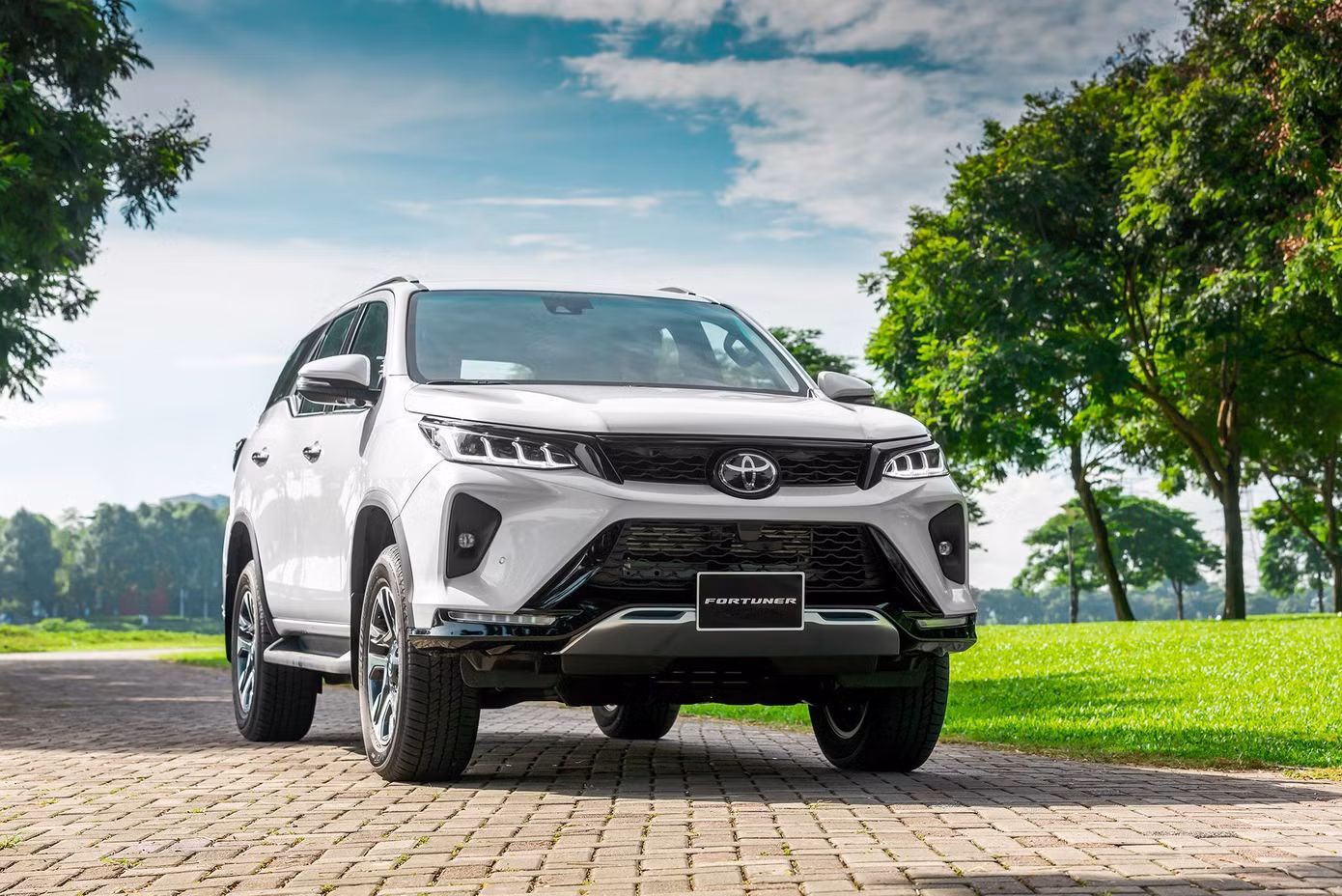 Toyota Fortuner Legender sở hữu ngoại hình sang trọng và hiện đại