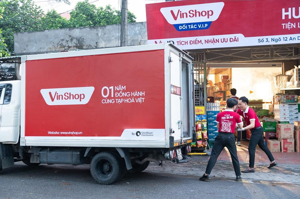 Sau 1 năm, VinShop đã “nâng đời” hơn 80.000 cửa hàng tạp hóa tại Việt Nam. Sau 1 năm, VinShop đã “nâng đời” hơn 80.000 cửa hàng tạp hóa tại Việt Nam.