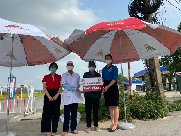 Hiểu được sự khó khăn của lực lượng lao động ngoài trời, PRIME đã trao tặng hàng trăm chiếc dù khổ lớn cho khối bệnh viện, trường học, các hộ kinh doanh nhỏ…trên cả nước.