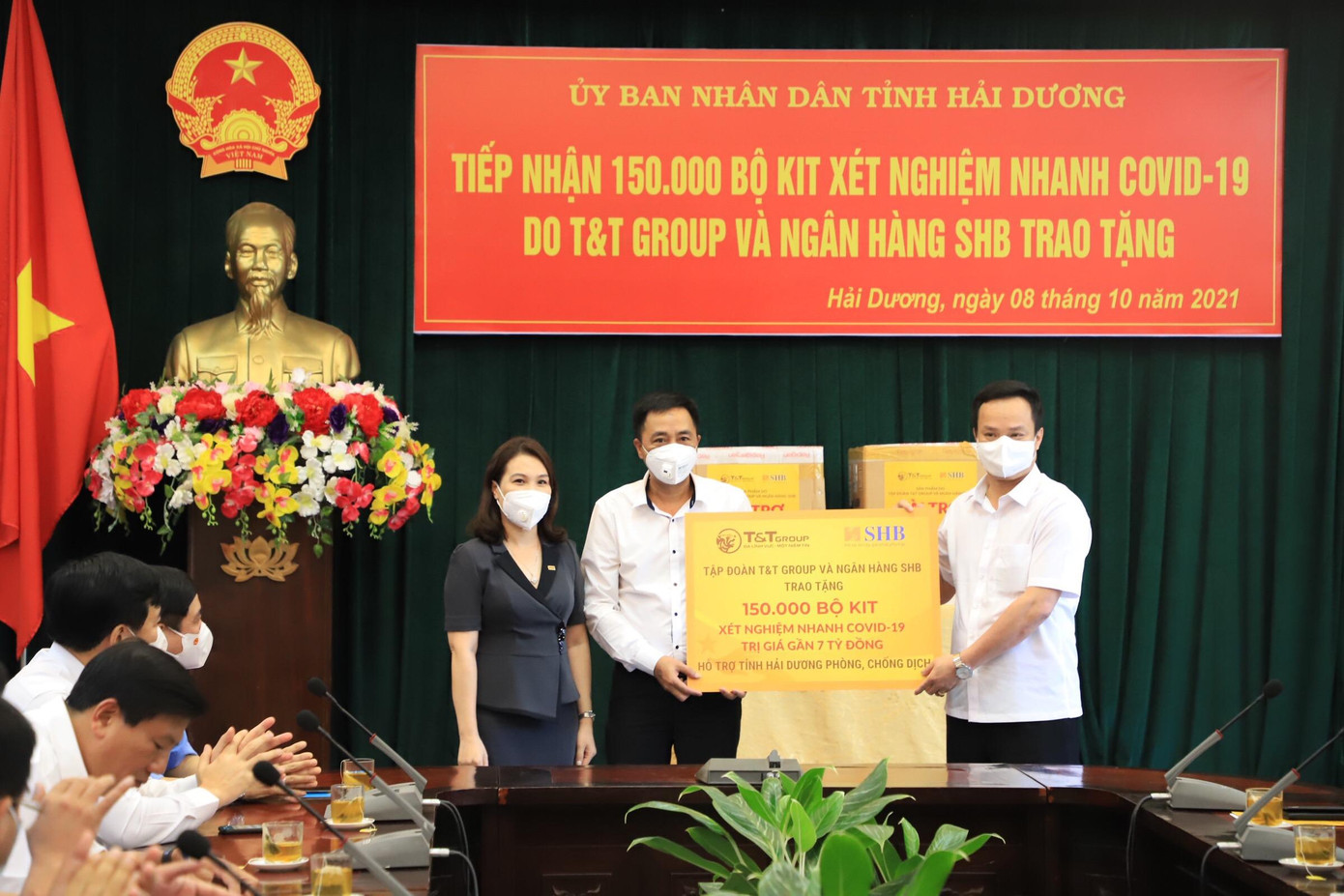 Đại diện Tập đoàn T&amp;T Group và Ngân hàng SHB trao tặng 150.000 bộ kit xét nghiệm test nhanh COVID-19 cho lãnh đạo tỉnh Hải Dương.