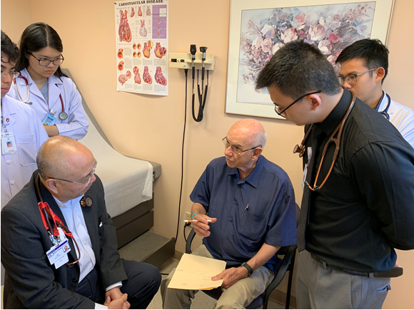 Sau khi khám bệnh, tôi nói chuyện với bệnh nhân James Lemon là kỹ sư thủy lực học về những khó khăn tôi gặp phải cần giải quyết trong nghiên cứu tôi. Sau khi khám bệnh, tôi nói chuyện với bệnh nhân James Lemon là kỹ sư thủy lực học về những khó khăn tôi gặp phải cần giải quyết trong nghiên cứu tôi.