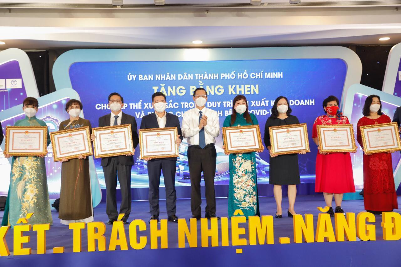 Chủ tịch CT Group Trần Kim Chung (thứ 3 từ trái qua) đón nhận Bằng khen của Chủ tịch UBND TP HCM