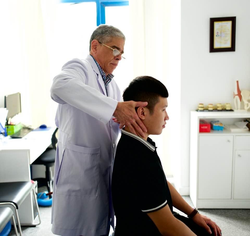 Bác sỹ Aubrey C. Gail đang điều trị Trị liệu thần kinh cột sống cho bệnh nhân đau cổ vai gáy