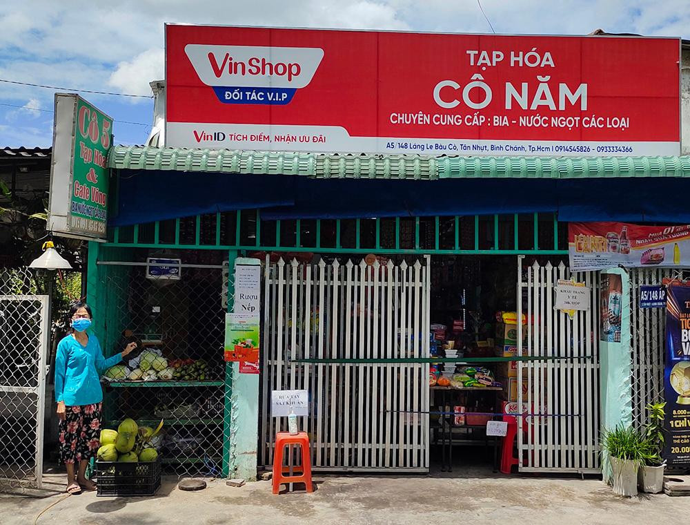 Nhờ nguồn hàng ổn định từ VinShop, cô Năm vẫn duy trì được việc kinh doanh trong mùa dịch. Nhờ nguồn hàng ổn định từ VinShop, cô Năm vẫn duy trì được việc kinh doanh trong mùa dịch.