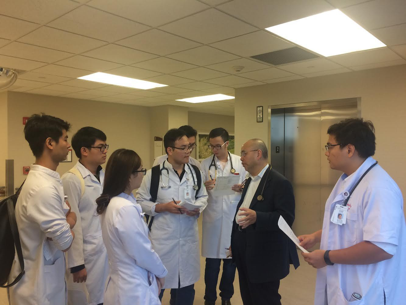 Nhiều sinh viên Y Đại học Tân Tạo học với tôi tại Bệnh Viện St Mary Hobart Indiana hiện đang là bác sĩ nội trú hay học 18 tháng tại nhiều bệnh viện ở thành phố Hồ Chí Minh và Hà Nội. Nhiều sinh viên Y Đại học Tân Tạo học với tôi tại Bệnh Viện St Mary Hobart Indiana hiện đang là bác sĩ nội trú hay học 18 tháng tại nhiều bệnh viện ở thành phố Hồ Chí Minh và Hà Nội.