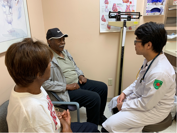 Sinh viên Dương Danh Nguyễn Hiền hỏi bệnh và khám cho bệnh nhân Kenneth Reid Sinh viên Dương Danh Nguyễn Hiền hỏi bệnh và khám cho bệnh nhân Kenneth Reid