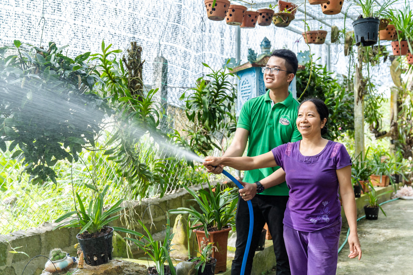 Người dân thôn Ka Nôn 1 (huyện A Lưới, Thừa Thiên Huế) vui mừng khi đón nguồn nước sạch về trên khu vườn trồng lan - nguồn thu chính của gia đình. Người dân thôn Ka Nôn 1 (huyện A Lưới, Thừa Thiên Huế) vui mừng khi đón nguồn nước sạch về trên khu vườn trồng lan - nguồn thu chính của gia đình.