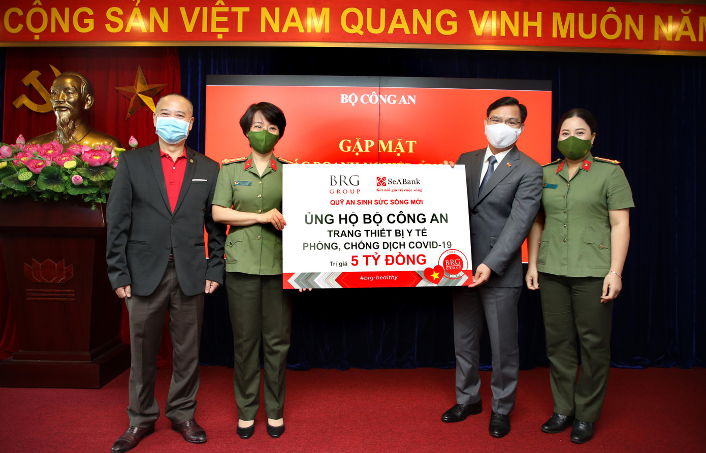 Đại diện Bộ Công An tiếp nhận ủng hộ các trang thiết bị từ “Quỹ An Sinh Sức Sống Mới của BRG và SeABank”