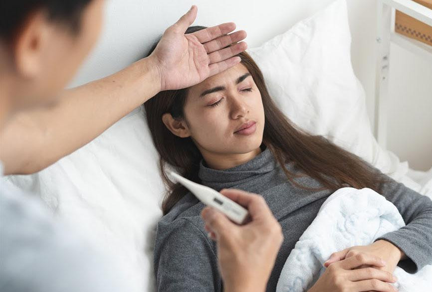 Mẹ bị sốt sau tiêm vẫn có thể cho con bú bình thường (ảnh nguồn Internet)