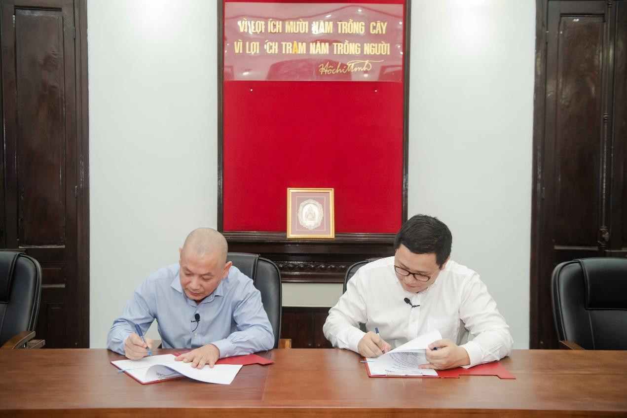 Ông Đặng Anh Mai (bên trái) và GS.TS. Lê Anh Vinh (bên phải) đại diện hai đơn vị ký kết Biên bản ghi nhớ.