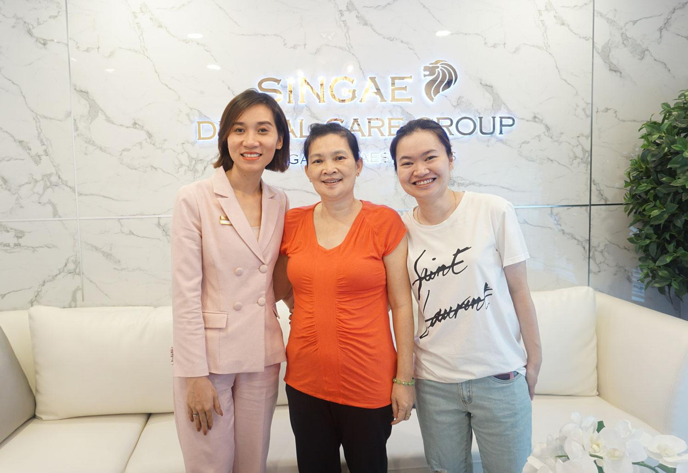 Các khách hàng trồng răng Implant ở Nha khoa Singae (Ảnh: nha khoa Singae)