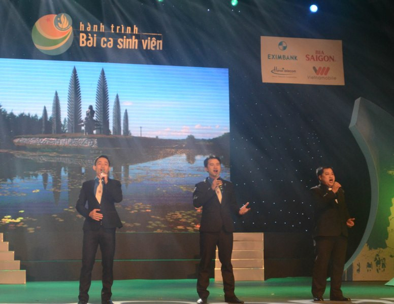 "Lá Đỏ Lá Xanh Bên Thành Cổ" do Tam ca Quốc Đạt, Hoàng Việt, Anh Khoa - Đại học Cảnh Sát thể hiện. Lá Đỏ Lá Xanh Bên Thành Cổ do Tam ca Quốc Đạt, Hoàng Việt, Anh Khoa - Đại học Cảnh Sát thể hiện