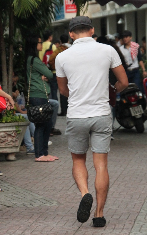 Một nam sinh mặc quần soóc