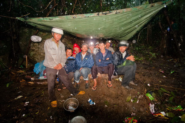 Khi nửa đêm mưa xuống, cả nhóm người săn kỳ nam cùng ngồi thức tới sáng dưới tấm bạt